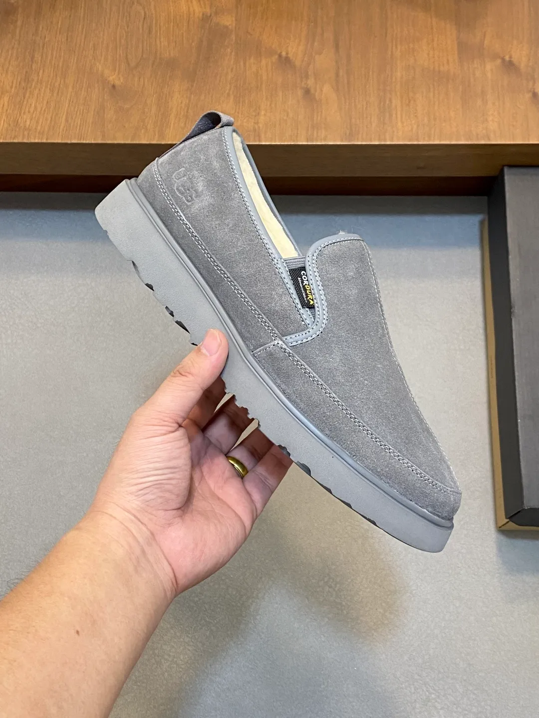 Men's shoes 💰580 New UGG fur-integrated men's simple and fashionable snow shoes. The most worth buying at the end of this year are warm casual shoes. Whether you are out and about at home, their comfortable and warm performance will be your most suitable fashion companion! The material is cowhide upper and imported wool is used inside. Two layers of cowhide for warmth and comfort! The eva+ rubber patch outsole is cushioned, non-slip and wear-resistant, and has good elasticity. It is light and wear-resistant, comfortable and soft, and the new simple cut is more fashionable. It has both practicality and fashion sense, so you no longer have to worry about how to match it in winter, while still maintaining your fashionable taste. High-quality genuine wool produced in Dongguan. The material depends on the details! Size: 39-40-41-42-43-44-45 sneaker size